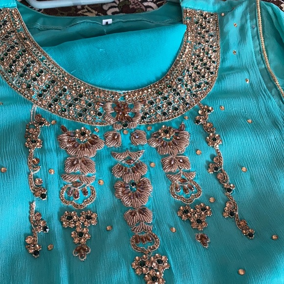 Pakistani party wear shalwar kameez - Picture 3 of 5